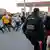 Французская полиция отгоняет нелегалов от въезда в Евротоннель