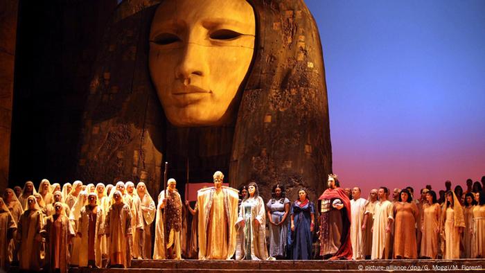 Aida-Inszenierung in Florenz 2011, zeigt viele Sänger auf einer Bühne