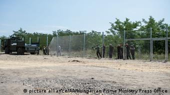 Ungarn errichtet Zaun an der Grenze zu Serbien