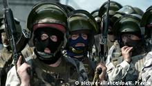 Russia. Russian Special Forces training. In picture: soldiers in masks holding their Kalashnikov rifles. Keine Weitergabe an Drittverwerter.