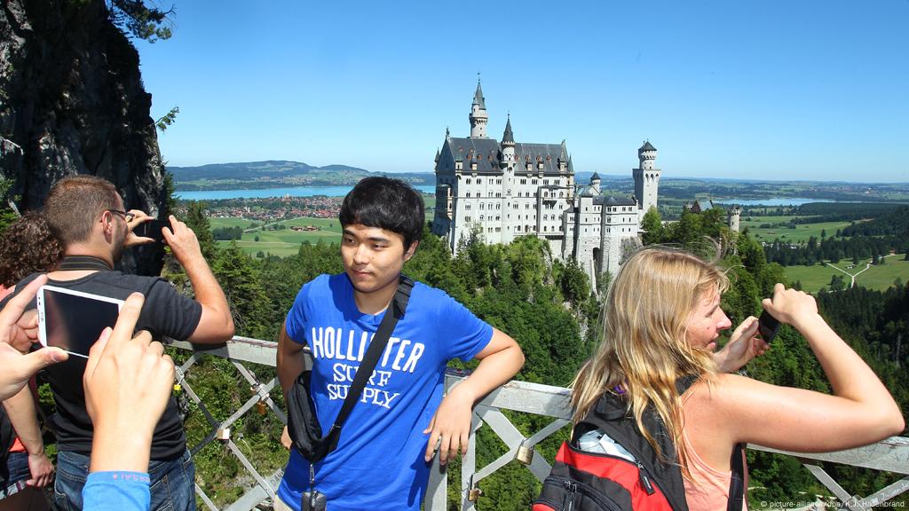 The Bridge With The Best View On Neuschwanstein Castle Is Closed For Months Dw Travel Dw 03 08 2015