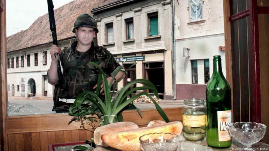 Hrvatski vojnik u Petrinji (8. avgust 1995) nailazi na napušteni restoran
