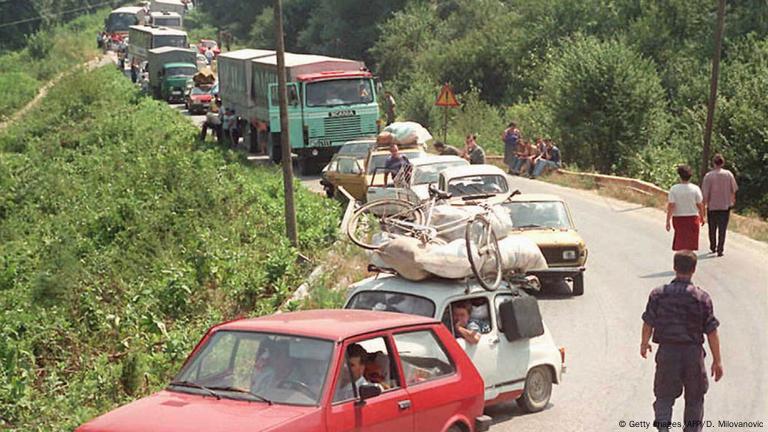 Konvoj Srba iz Hrvatske u Rači na granici sa BiH (6.8.1995.)