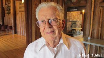 Eine Porträtaufnahme des 90jährigen Chemikers Hudgens, der am Manhattan-Projekt mitgearbeitet hatte.