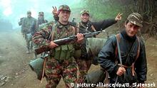 Kämpfer der Kosovo-Befreiungsarmee UCK laufen am 6.5.1999 an der albanisch-jugoslawischen Grenze in Richtung Padesh (Albanien), wo sie ihre Einheit verstärken sollen. Die UCK hat bei Padesh einen Verbindungskorridor zwischen dem Kosovo und Albanien geöffnet.