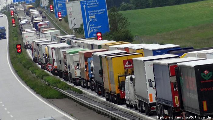 Deutschland Autobahn LKW (picture-alliance/dpa/D. Friederichs)