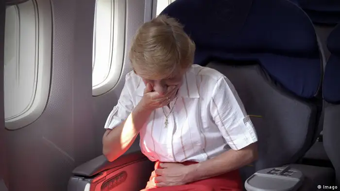 Flugreisende mit Magenproblemen (Foto: Imago)