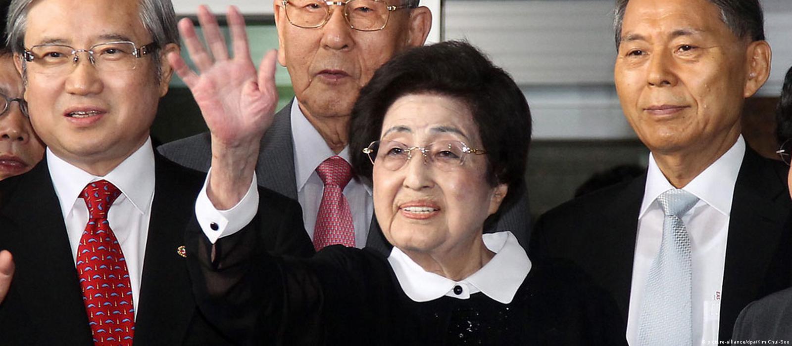 Phu nhân cựu Tổng thống Hàn Quốc là một trong những người phụ nữ quyền lực và thông minh nhất thế giới. Hãy chiêm ngưỡng hình ảnh của bà và khám phá những câu chuyện thú vị về cuộc đời và sự nghiệp của người phụ nữ tài ba này.