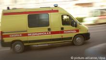 ARCHIV 2012 **** ITAR-TASS: IVANOVO, RUSSIA. SEPTEMBER 28, 2012. An ambulance in a street. (Photo ITAR-TASS/ Vladimir Smirnov)