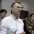 Алексей Навальный дает комментарии журналистам в одном из судо