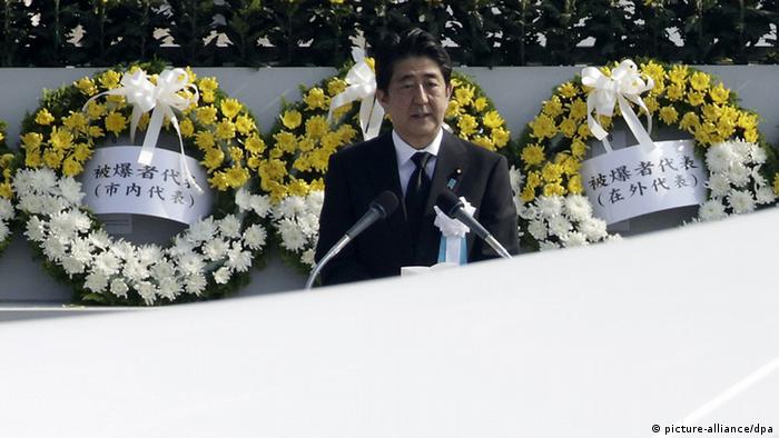 Japans Premier Shinzo Abe hält eine Rede anlässlich des 70. Jahrestages des Atombombenabwurfs von Hiroshima (Foto: AP)