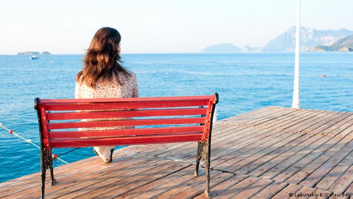 Девушка на скамейке у моря