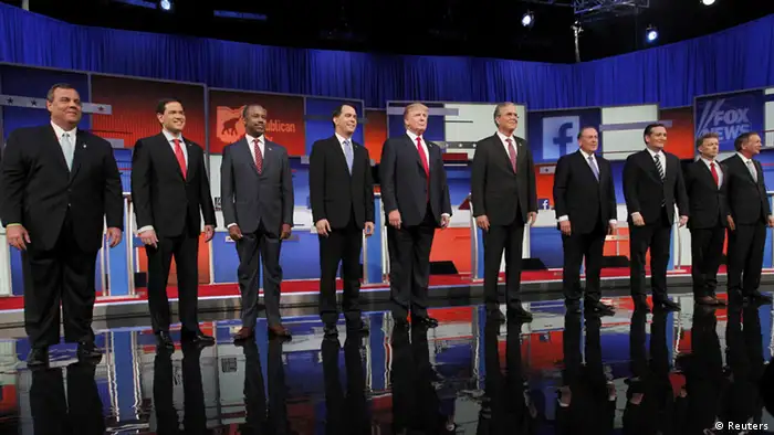 Zehn der republikanischen 17 Kandidaten vor ihrem Fernsehduell, in der Mitte Donald Trump und Jeb Bush (Foto: Reuters)
