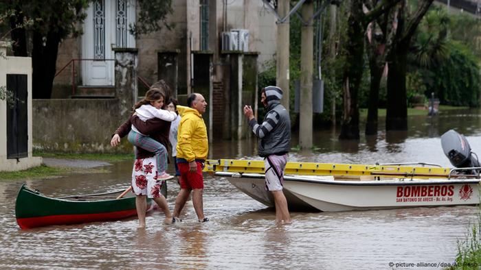 Al menos tres muertos y 10.000 evacuados por inundaciones en Argentina