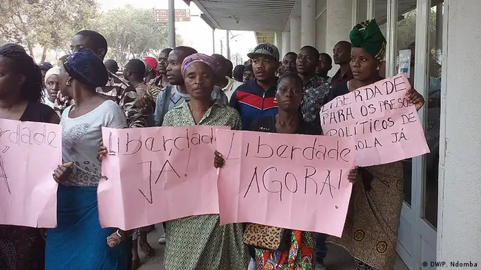Angola Demonstration - Mütter von Aktivisten (DW/P. Ndomba)