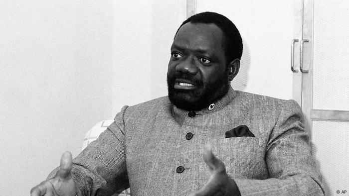 Restos mortais de Jonas Savimbi exumados no Luena | Angola | DW | 31.01 ...