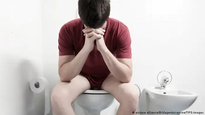Mann sitzt auf der Toilette (Symbolbild) (picture alliance/Bildagentur-online/TIPS-Images)