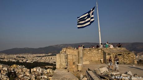 Гръцката икономика бавно тръгва нагоре но оживлението е скромно и