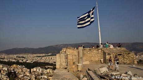 Гръцката икономика бавно тръгва нагоре но оживлението е скромно и