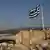 Griechische Fahne in Athen auf der Akropolis (Foto: Reuters)