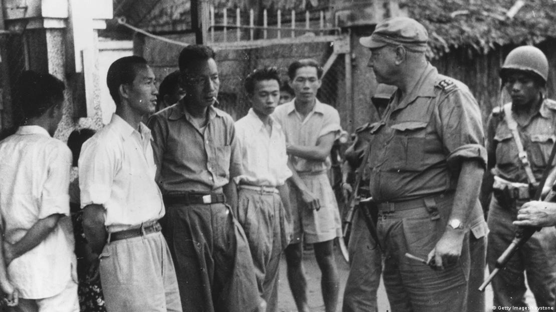 4 януари 1949: командващият нидерландската армия в Северна Суматра ген. П. Шолтен разговаря с местни жители след успешно настъпление срещу идонезийските републиканци 
