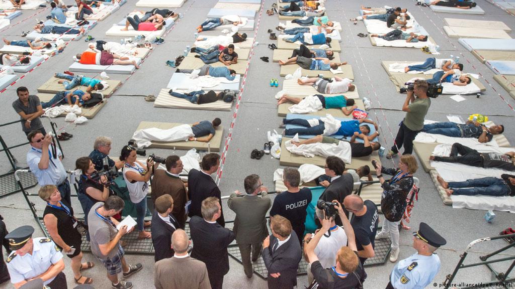 Hardliner De Maiziere Visits Migrant Processing Center News Dw 11 08 15