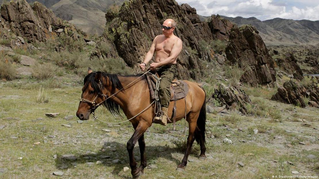 Владимир Путин сака да се презентира како силен човек (фотографија направена во 2009 година во јужен Сибир)
