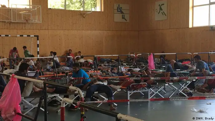 Deutschland Rosenheim Grenze Österreich Turnhalle Lager Asylbewerber