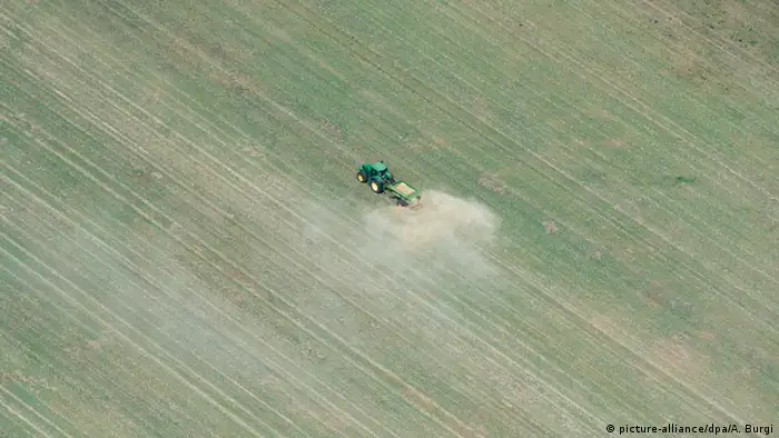 Ein Traktor fährt über einen trockenen Acker (Foto: DPA)