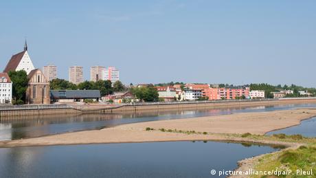ausgetrocknetes Flussbett vor der Kulisse der Stadt Frankfurt an der Oder