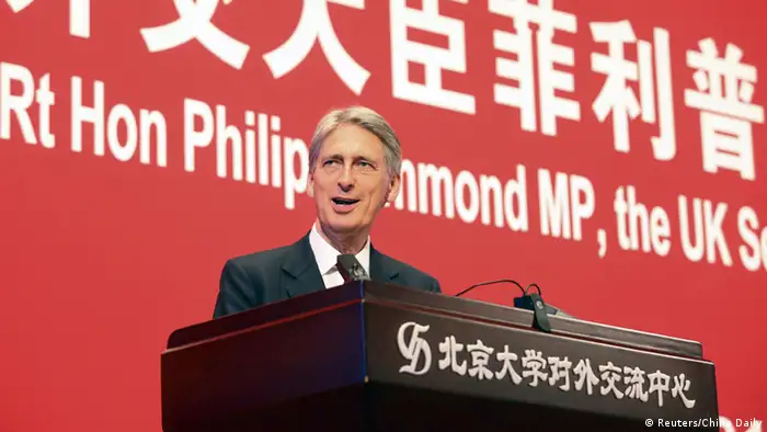 China Philip Hammond besucht die Universität Peking