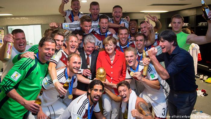 Brasilien WM 2014 Finale Merkel und Gauck feiern mit der Nationalmannschaft (Foto: EPA/GUIDO BERGMANN HANDOUT )