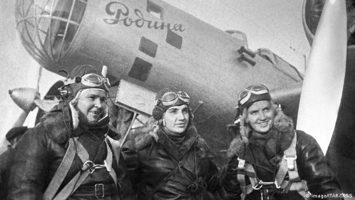 Die russische Pilotin Marina Raskova mit zwei anderen sowjetischen Fliegerinnen
Foto: imago/ITAR-TASS
