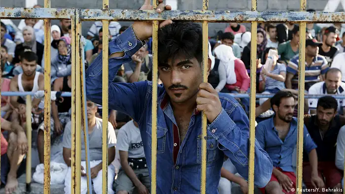 Flüchtling hinter Gitter (Foto: REUTERS/ Yannis Behrakis)