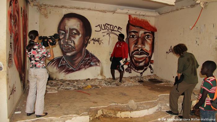 Recherchetermin in einer Stadtvilla früherer Machtinhaber - ein Sinnbild für den Neuanfang in Burkina Faso