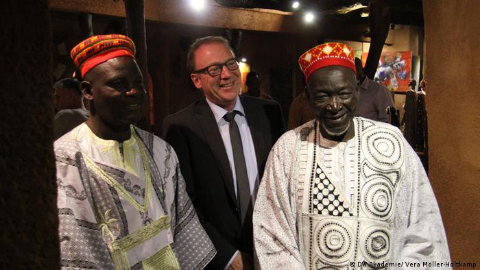 Michael Tecklenburg, Leiter Afrika der DW Akademie (Mitte) und Wayalgin Naaba du Diima (rechts), Minister der Verwaltung des Königreich Boussouma. Die Königreiche in Burkina Faso bestehen neben den Institutionen der Republik