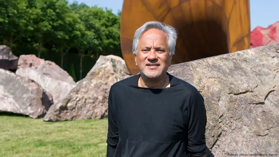 Anish Kapoor Owns the Rights to the Blackest Color Ever Made. So Another  Artist Made His Own Superblack—and Now It's Even Blacker