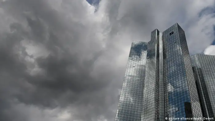 Symbolbild Dunkle Wolken über der Deutschen Bank