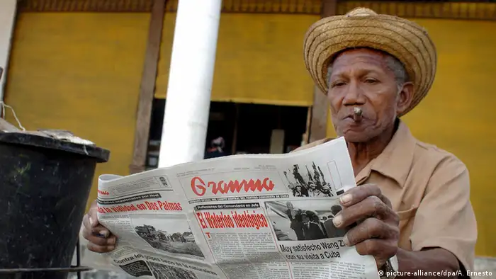 Kuba Kubaner liest Zeitung mit Castro-Kritik an Zapatero