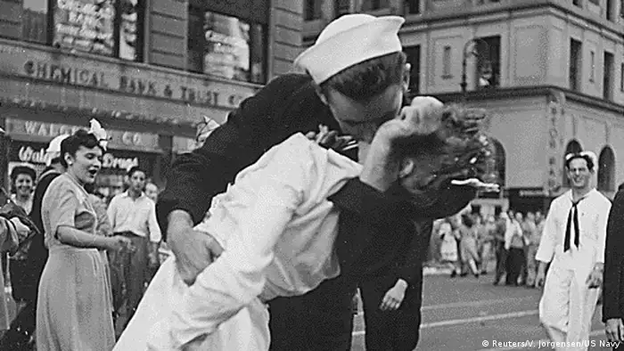Kuss Szene New York 1945 Alfred Eisenstaed V-J Day ORIGINAL