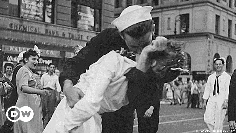 Muere protagonista del icónico beso del final de la Segunda Guerra Mundial  | Cultura | DW 