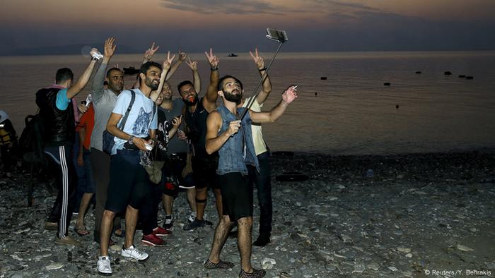 Syrische Flüchtlinge schießen ein Selfie (Foto: REUTERS/ Yannis Behrakis)