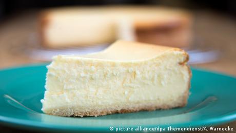 ein Stück Käsekuchen auf dem Teller