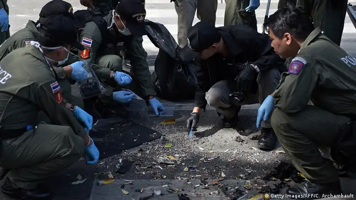 Thailand Anschlag in Bangkok Polizisten Spurensicherung
