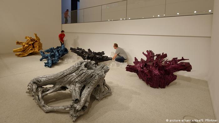 Erste Vorbesichtigung der Grimmwelt Kassel Colored Roots Ai Weiwei