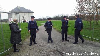 Polizisten schützen ein zwangsgeräumtes Haus in Irland vor Demonstranten (Foto: Anti-Eviction Taskforce)