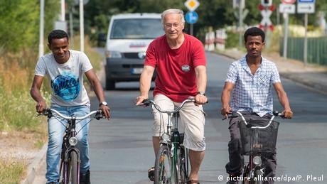 Bundestagsabgeordnete Martin Patzelt mit zwei Flüchtlingen aus Eritrea fahren Fahrrad 
Foto: picture alliance/dpa/P. Pleul
