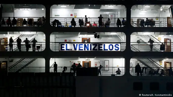 Flüchtlinge auf Schiff in der Nacht (Foto: REUTERS/Alkis Konstantinidis)