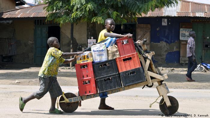 Tschukudu Lasttransporter mit zwei Männern (Foto: Junior D. Kannah/AFP/Getty Images)