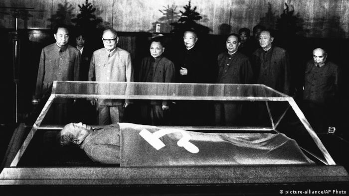 China Geschichte Parteiführung vor einbalsamiertem Leichnam von Mao Zedong
